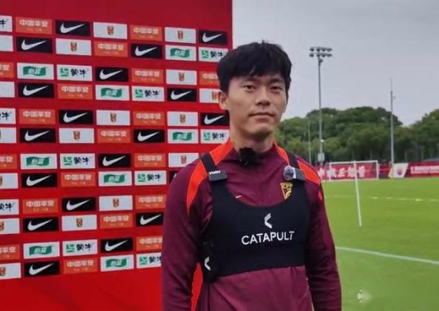 星空电竞官方网站-胡荷韬首秀鲁莽犯规致丢球 程进替补首秀获评低分