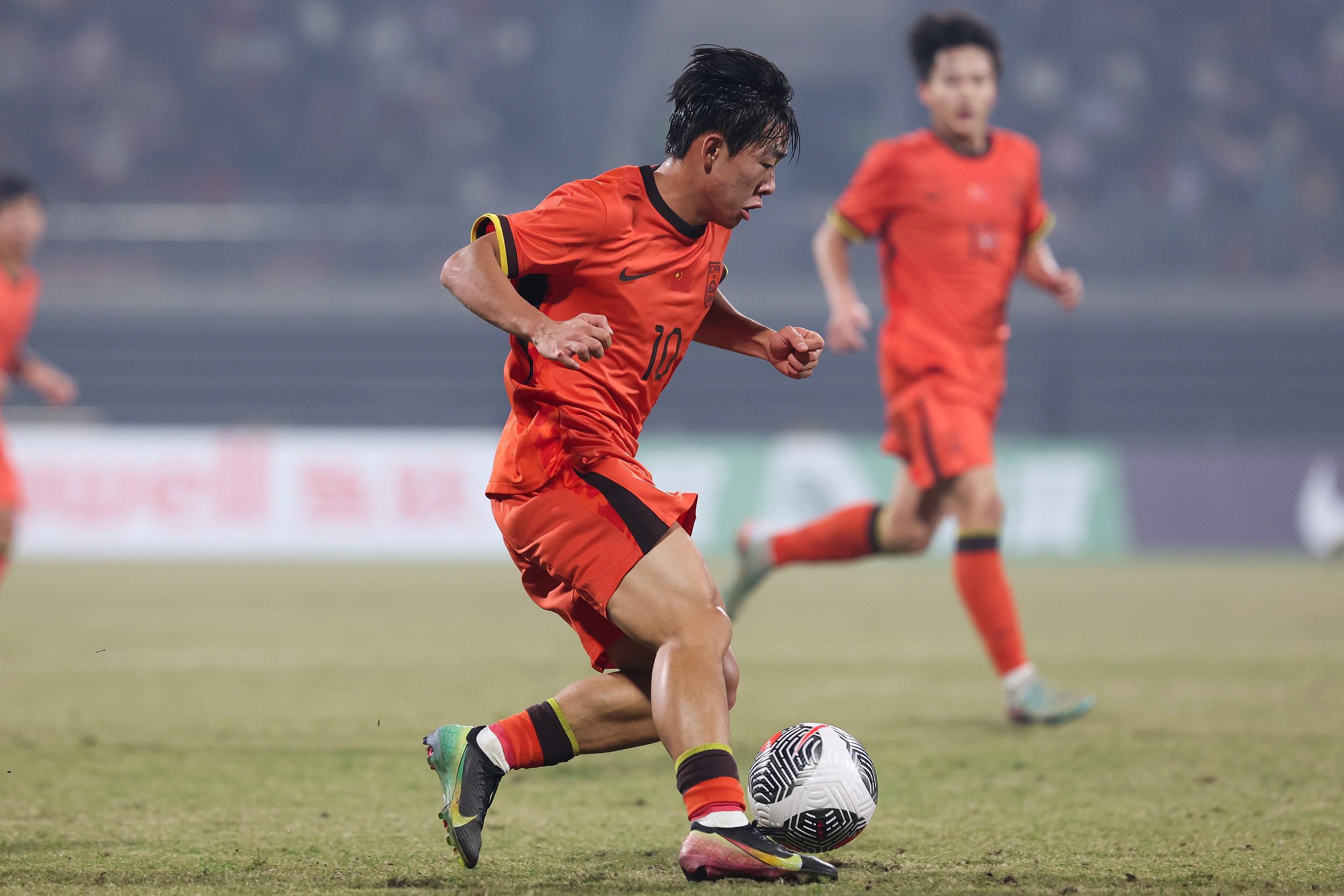 赵震：皇马老球探曾赞邝兆镭水平高，现在应让他安静稳定踢球